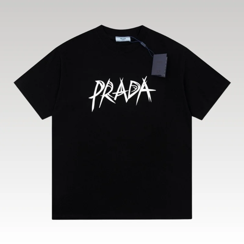 t-shirt-prada-black-graphic-logo-pd038-processed-1751958083896.webp T-shirt Prada Black Graphic Logo PD038 - Drip Slum